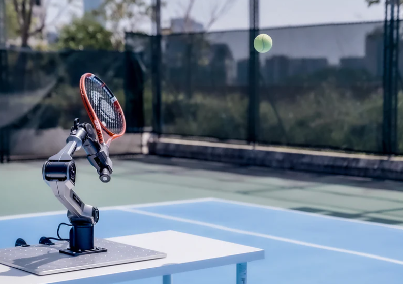 Piper robot arm playing tennis